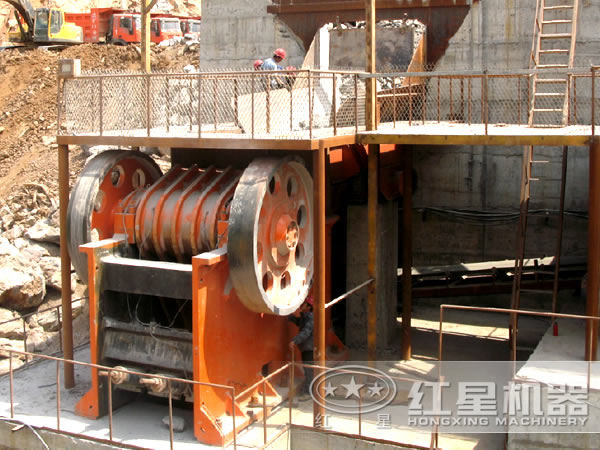 鄂式破石機破碎現(xiàn)場