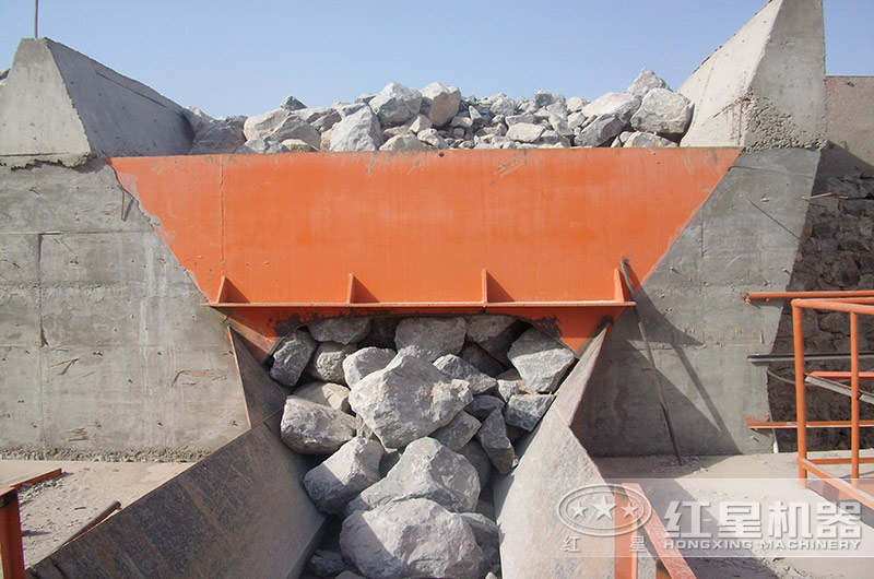 顎式破碎機(jī)進(jìn)料口細(xì)節(jié)圖 顎式破碎機(jī)進(jìn)料口細(xì)節(jié)圖