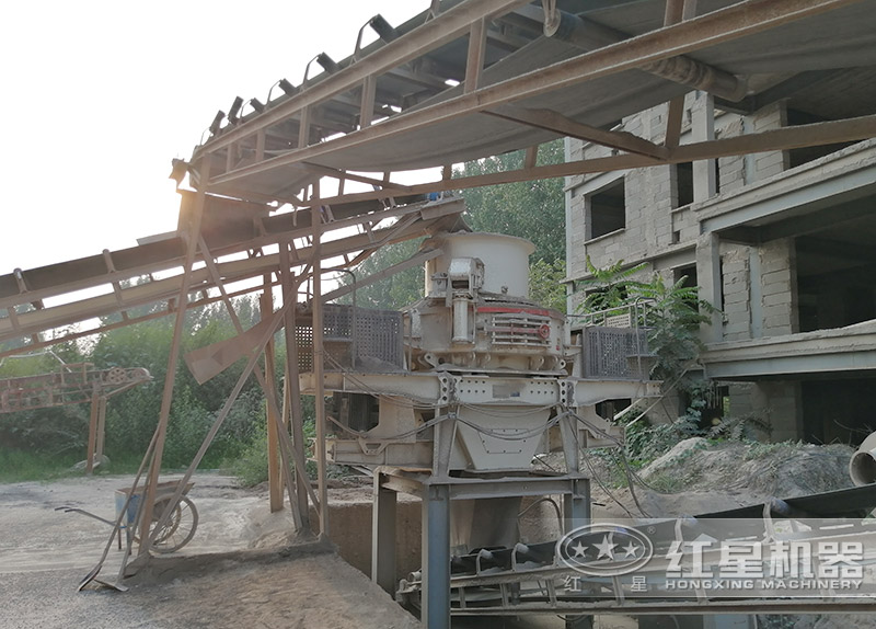 沖擊制砂機(jī)負(fù)責(zé)把花崗巖粉碎成更細(xì)石子 沖擊制砂機(jī)負(fù)責(zé)把花崗巖粉碎成更細(xì)石子