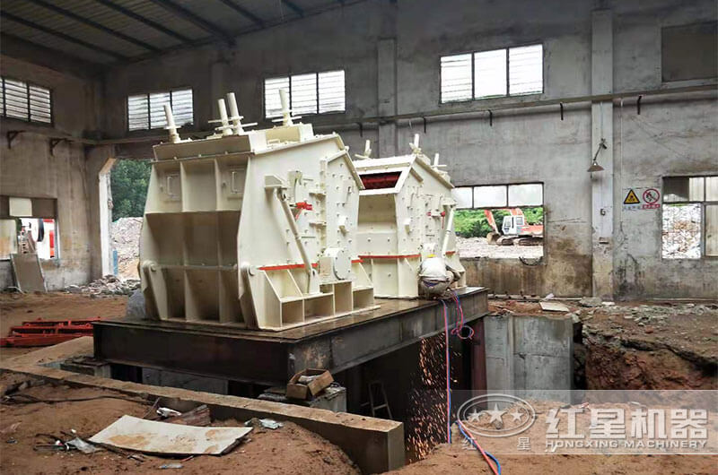 反擊式破碎機作業(yè)現(xiàn)場 反擊式破碎機作業(yè)現(xiàn)場