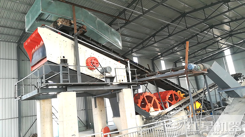 人工洗砂生產(chǎn)線(xiàn)現(xiàn)場(chǎng)，輪斗洗砂機(jī)必備設(shè)備