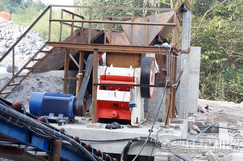 鄂式破碎機工作現場實拍圖 鄂式破碎機工作現場實拍圖