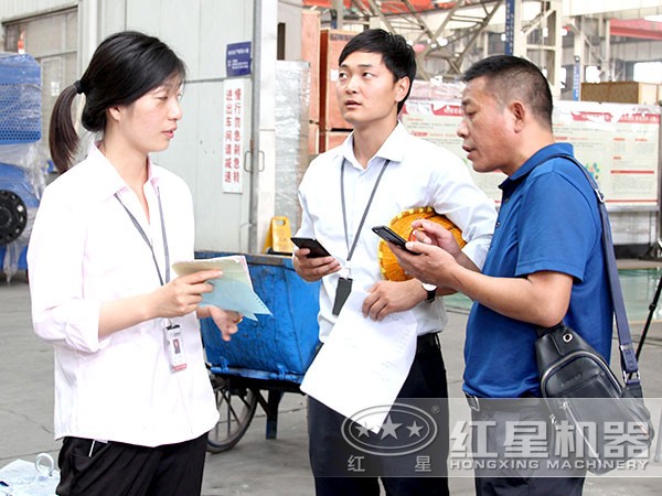 紅星人員為用戶選型指導(dǎo)現(xiàn)場 紅星人員為用戶選型指導(dǎo)現(xiàn)場