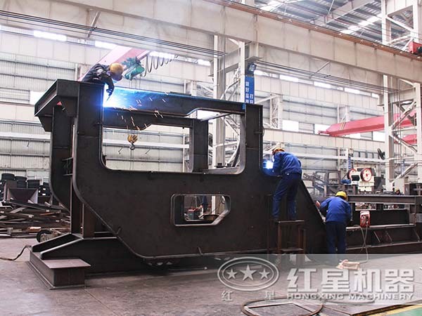 紅星移動(dòng)磕石機(jī)生產(chǎn)車間