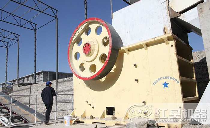 大型碎石機生產(chǎn)現(xiàn)場 大型碎石機生產(chǎn)現(xiàn)場