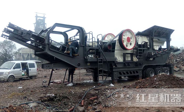 輪胎式移動破碎站在建筑垃圾處理現(xiàn)場 輪胎式移動破碎站在建筑垃圾處理現(xiàn)場