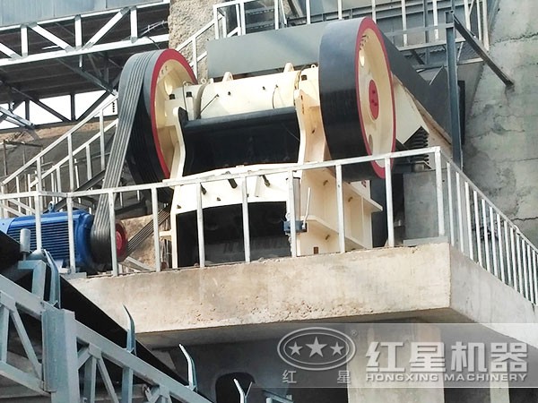 鄂式破碎機(jī)施工現(xiàn)場(chǎng) 鄂式破碎機(jī)施工現(xiàn)場(chǎng)