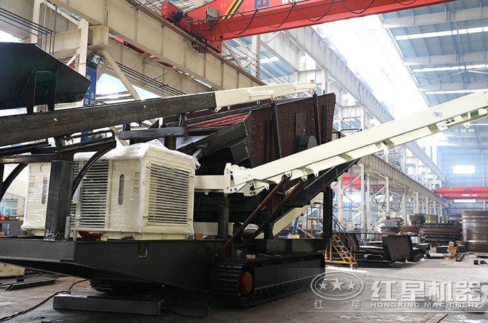 履帶式流動反擊碎石機(jī)車間安裝作業(yè)圖