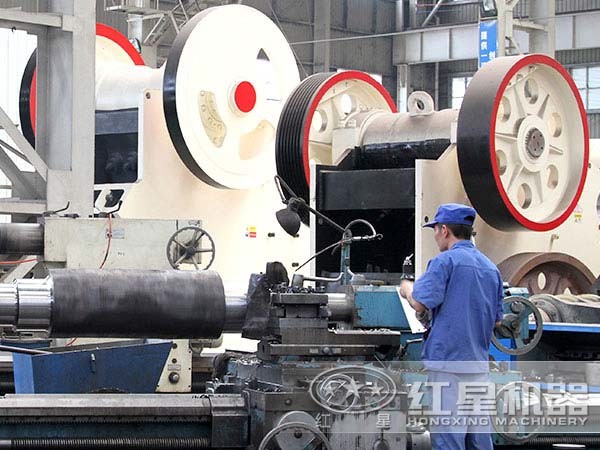 小型粗碎機(jī)車(chē)間生產(chǎn)現(xiàn)場(chǎng)