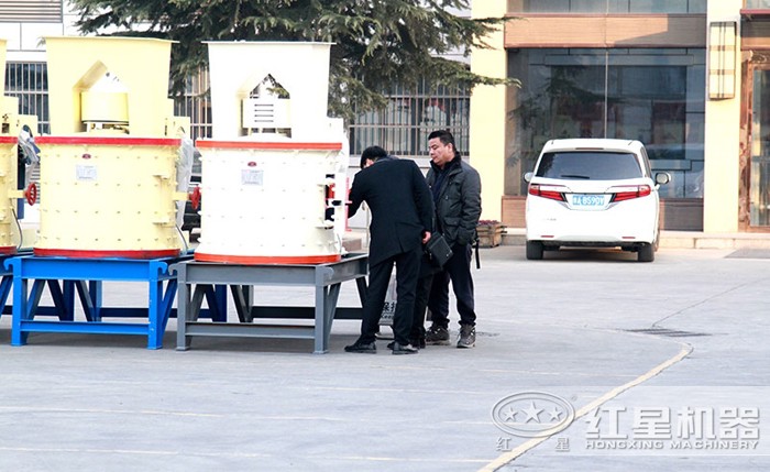 磷礦石復(fù)合式破碎機(jī)用戶(hù)實(shí)地考察