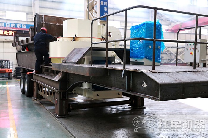 小型移動(dòng)制砂機(jī)車間工人作業(yè)現(xiàn)場 小型移動(dòng)制砂機(jī)車間工人作業(yè)現(xiàn)場