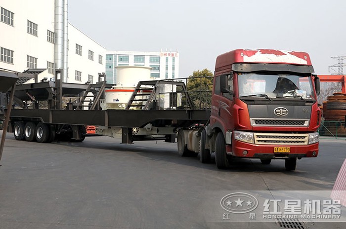 移動石子制沙機車頭牽引開著走 移動石子制沙機車頭牽引開著走