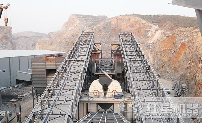 重錘式破碎機(jī)作業(yè)現(xiàn)場(chǎng) 重錘式破碎機(jī)作業(yè)現(xiàn)場(chǎng)