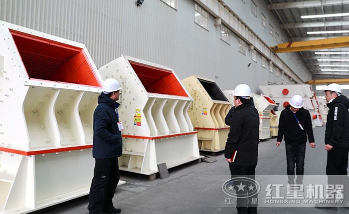 用戶車(chē)間參觀重錘式破碎機(jī) 用戶車(chē)間參觀重錘式破碎機(jī)