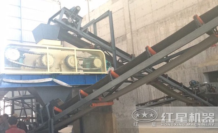紅星對(duì)輥破碎機(jī)現(xiàn)場