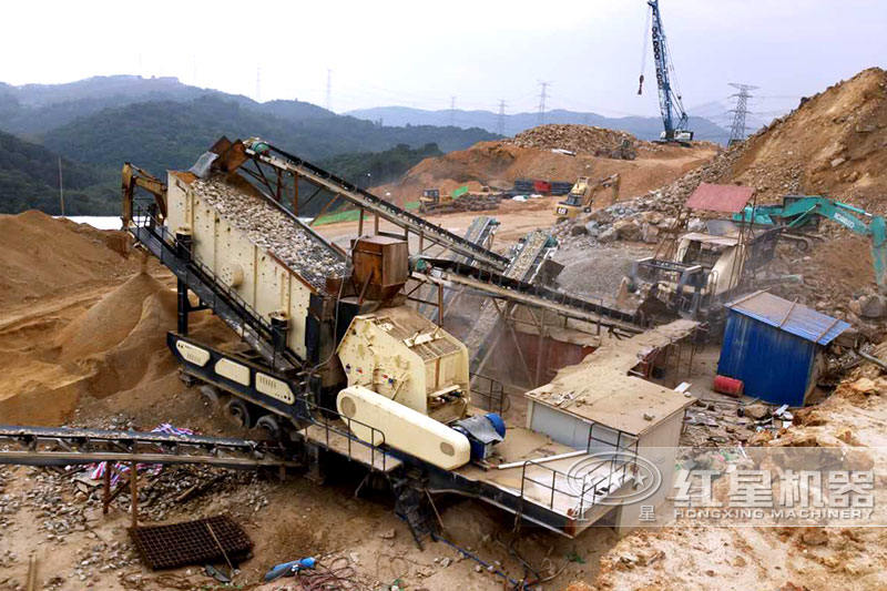 移動反擊破+振動篩生產現(xiàn)場