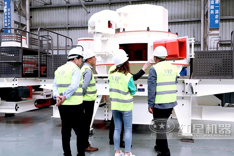 客戶來紅星參觀制砂機，考察廠區(qū)