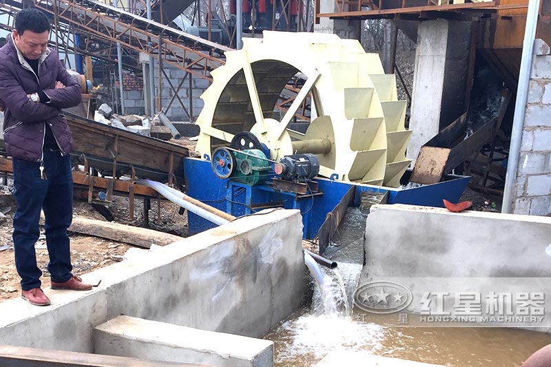 設(shè)置蓄水池，加入絮凝劑可實(shí)現(xiàn)水循環(huán)，環(huán)保