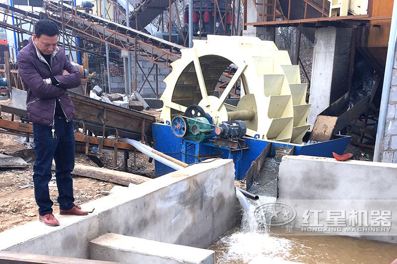 設(shè)置蓄水池，加入絮凝劑可實現(xiàn)水循環(huán)，環(huán)保