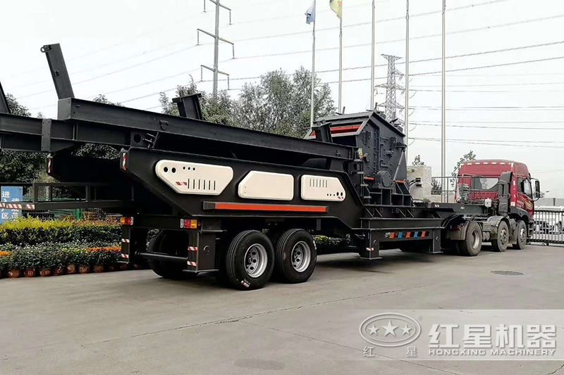 車頭牽引下正在行走的移動反擊破碎機(jī)