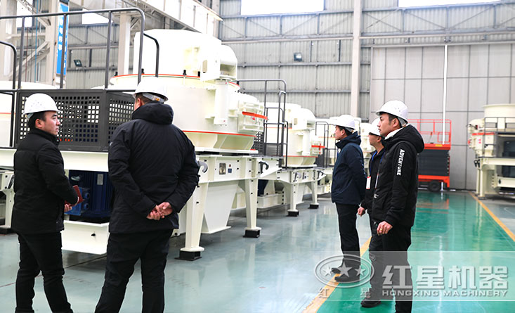 紅星石子制砂機廠區(qū)內(nèi)，客戶正在參觀