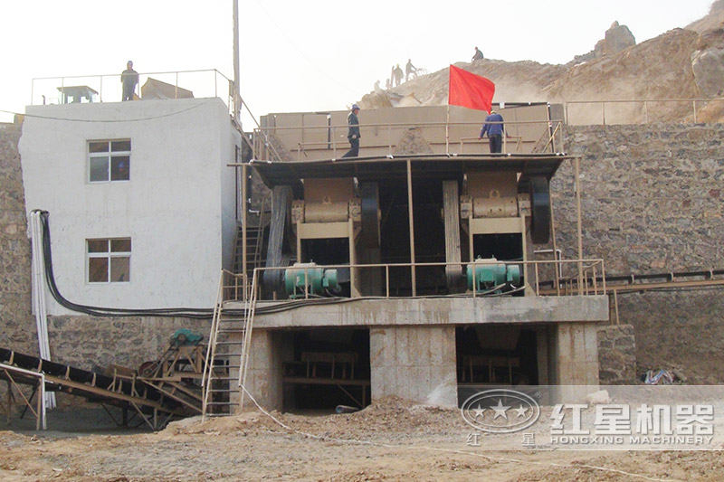 碎石機(jī)生產(chǎn)線現(xiàn)場配置兩臺大型顎破