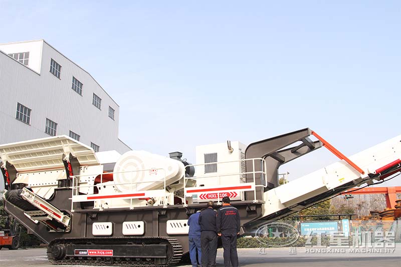 移動顎式碎沙機檢查中、準備試車