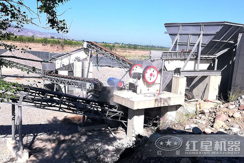 時產(chǎn)550噸顎式破碎機現(xiàn)場