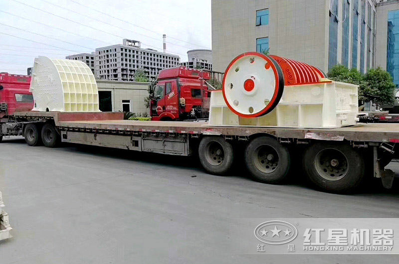 小型破碎機(jī)裝車完畢，等待發(fā)貨