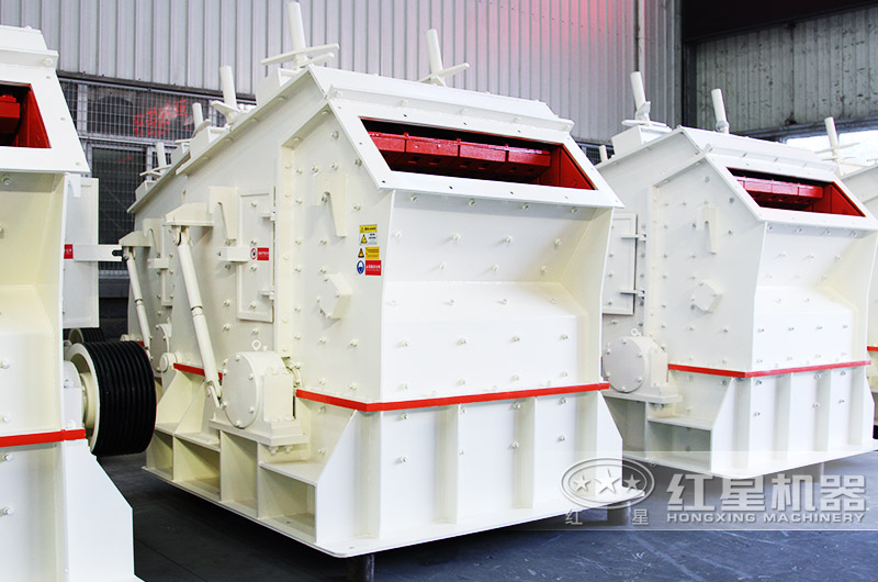 反擊式破碎機沖擊力大，石粉少