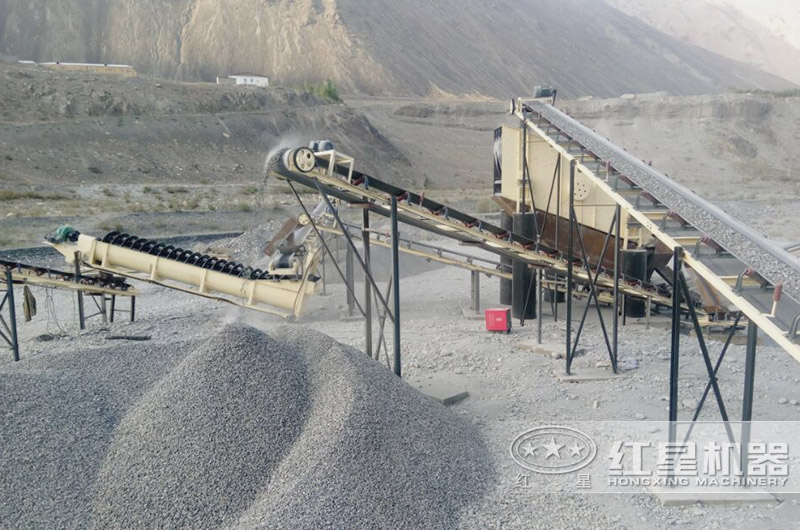 制砂機(jī)加工的機(jī)制砂現(xiàn)場(chǎng)，成品料堆