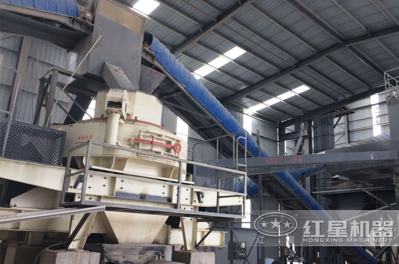 鵝卵石制砂機(jī)鞏義作業(yè)現(xiàn)場，密封作業(yè)更環(huán)保