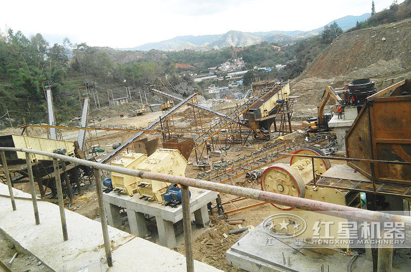 固定式石子破碎機(jī)成套設(shè)備生產(chǎn)線現(xiàn)場(chǎng)