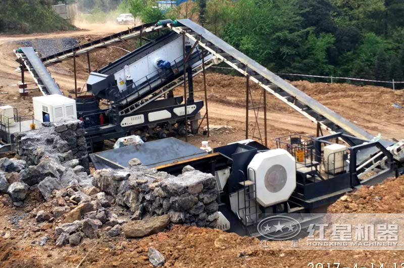 輪式移動破碎站作業(yè)現(xiàn)場，移動顎式破碎站和移動反擊破雙機(jī)器搭配完成粗碎和細(xì)碎作業(yè)