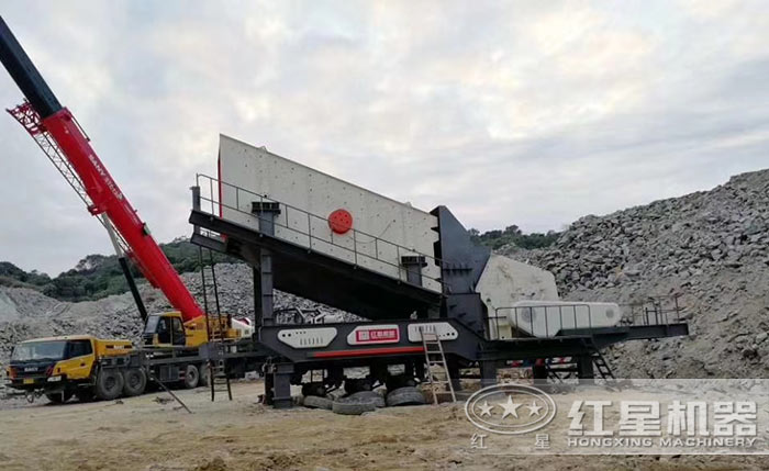 車載移動碎石機_石料破碎機現(xiàn)場