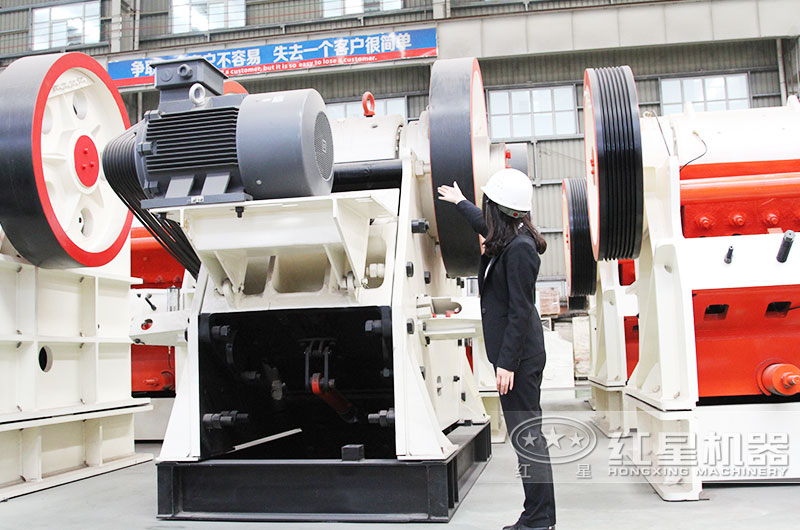 鄂式破石機進料口大，破碎腔深